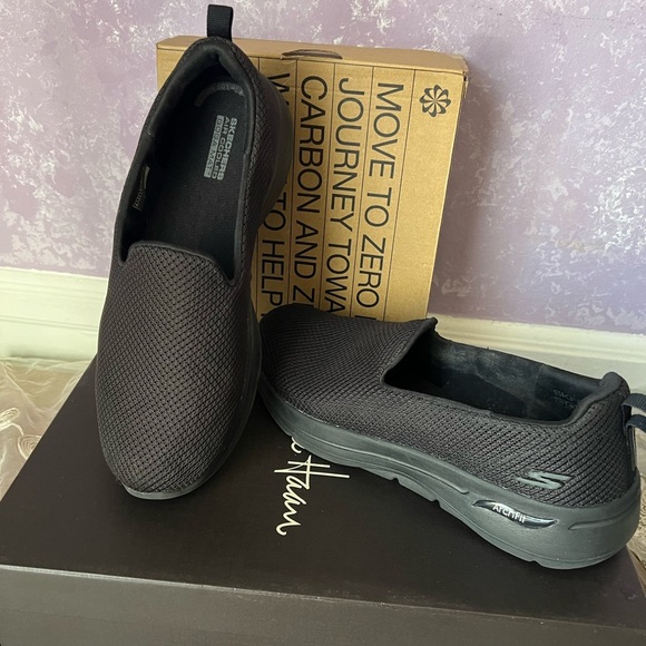 SZ 8.5 Skechers Woman’s Black Slip-On Loafers - Picture 5 of 8